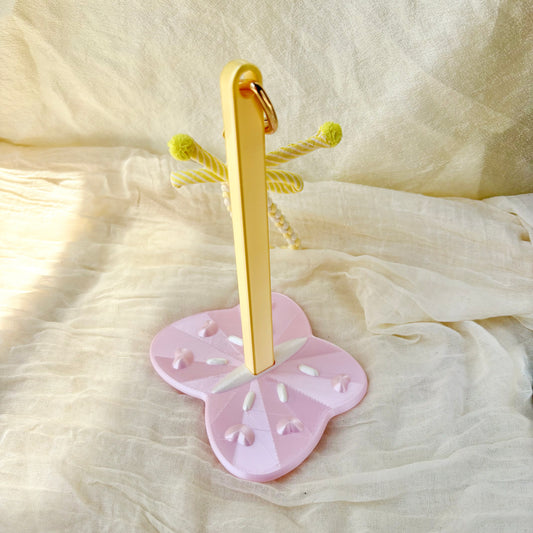 shiny Flutterloop portable yarn holder