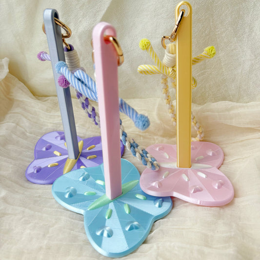 shiny Flutterloop portable yarn holder