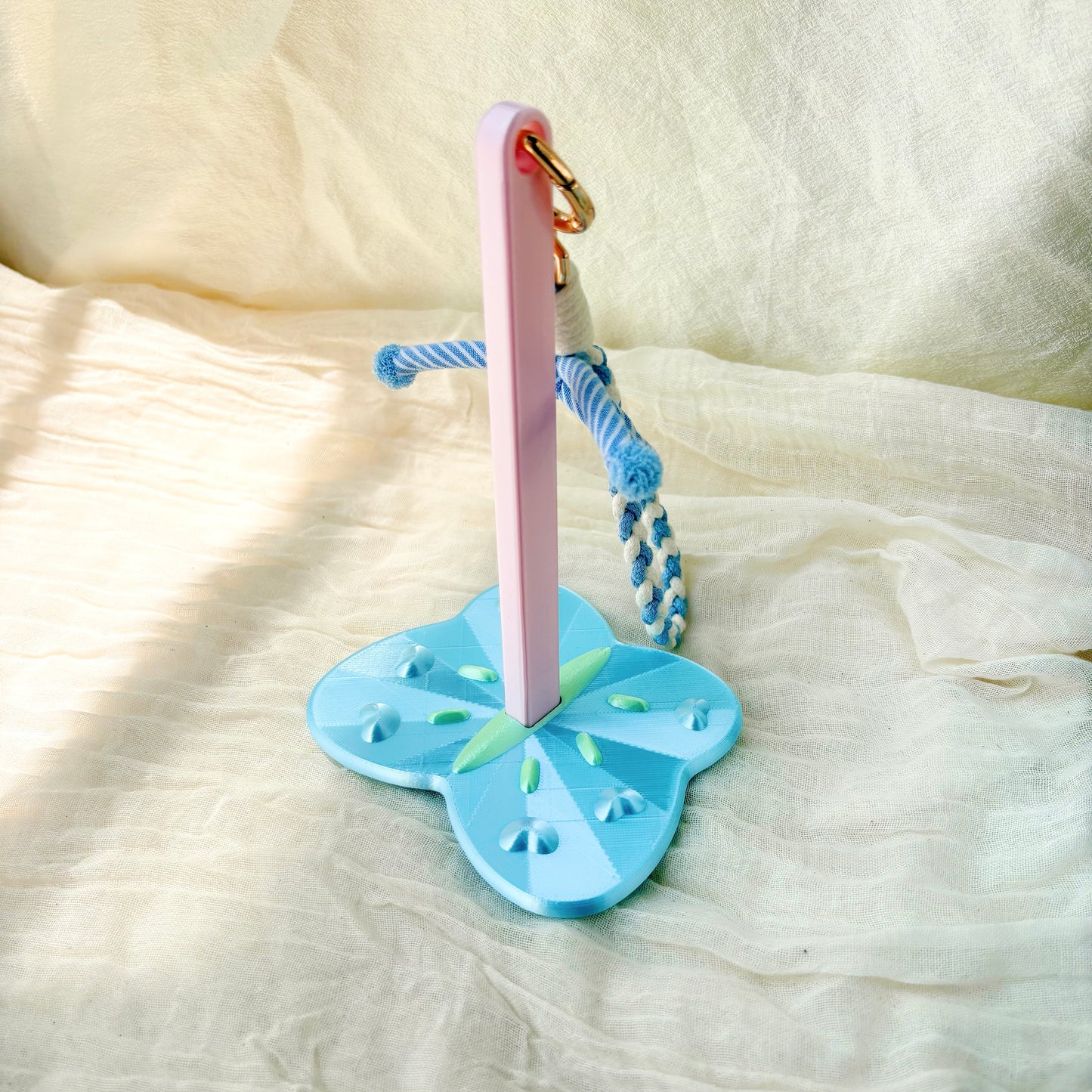 shiny Flutterloop portable yarn holder