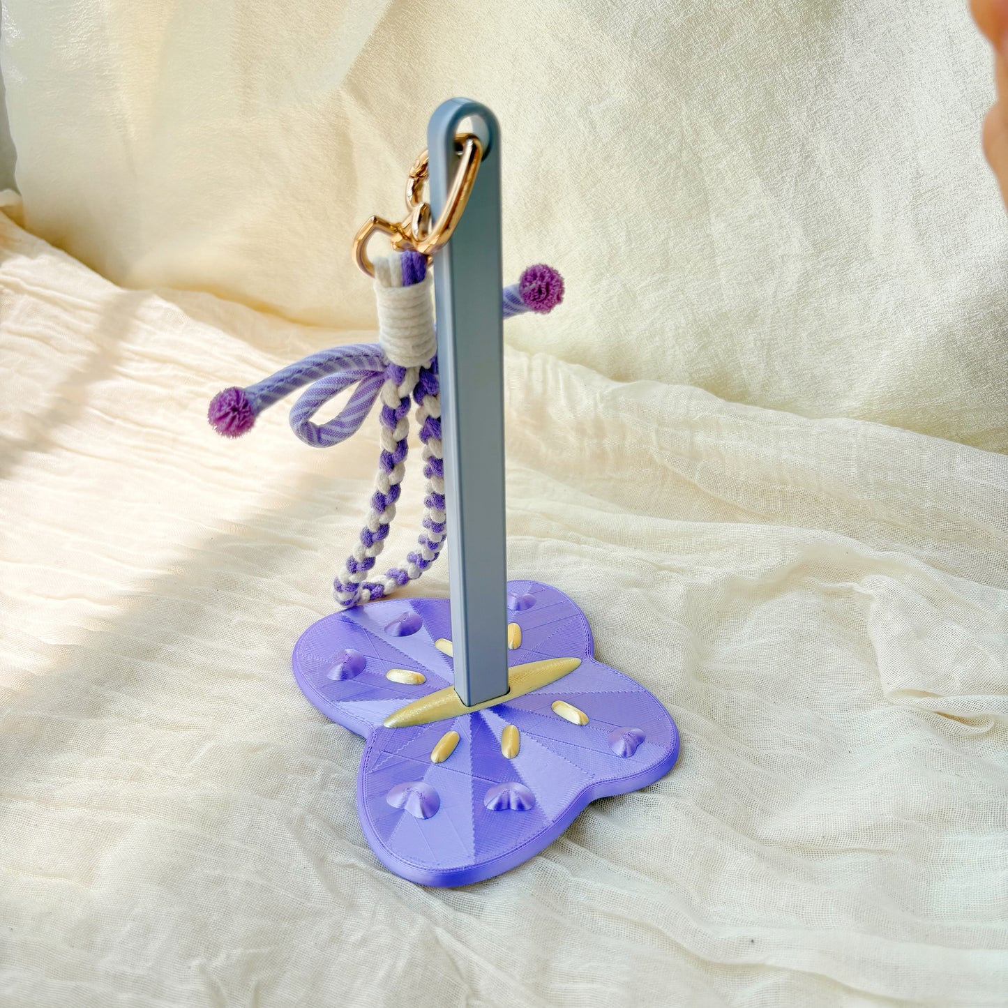 shiny Flutterloop portable yarn holder